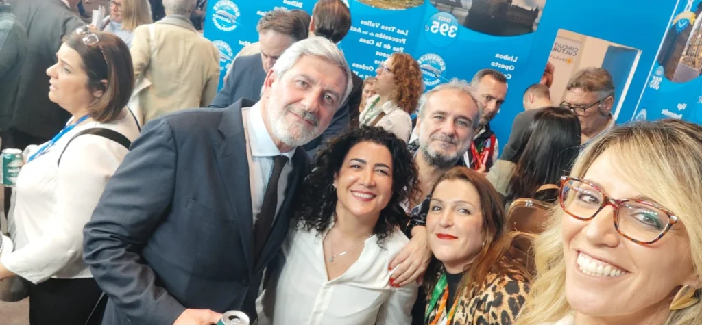 Carolina Gallego con compañeros de Skål durante un encuentro profesional