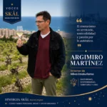 Argimiro Martínez observa una copa de vino blanco en los viñedos de Nilva, con Manilva y el Mediterráneo al fondo.