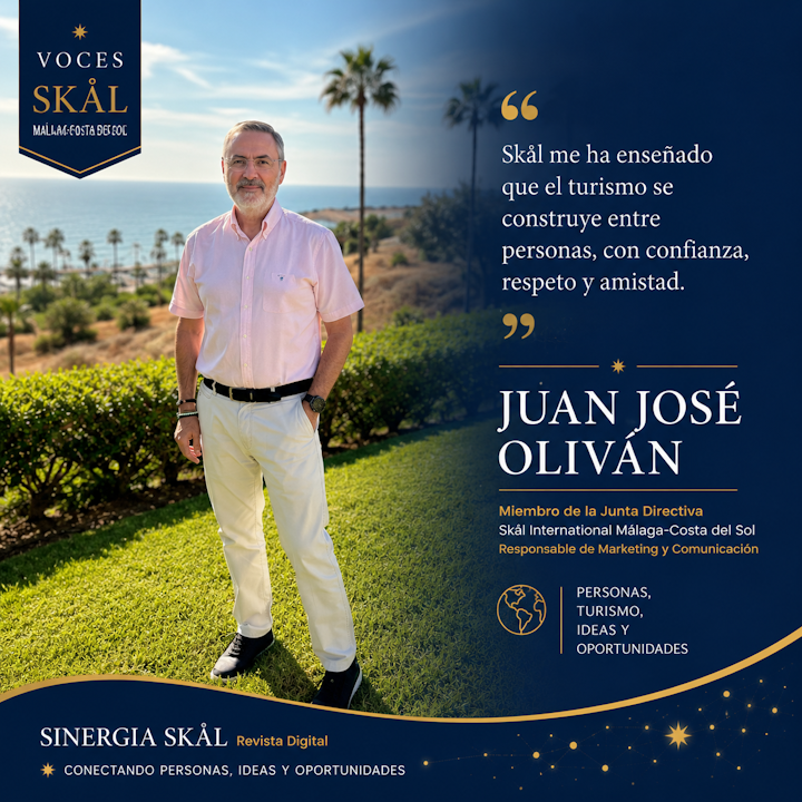 Juan José Oliván en un entorno turístico con palmeras y vista al mar.