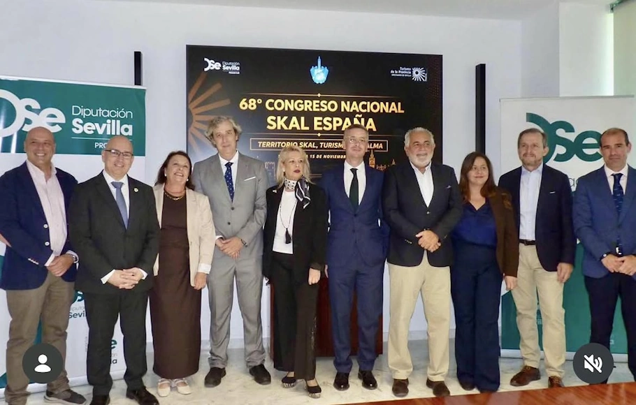 Manuel Domínguez junto a representantes de Skål en la presentación del 68 Congreso Nacional de Skål España en Sevilla