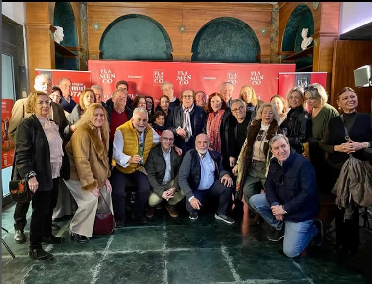 Manuel Domínguez junto a miembros y amigos de Skål Sevilla durante un encuentro en el Teatro Flamenco Sevilla