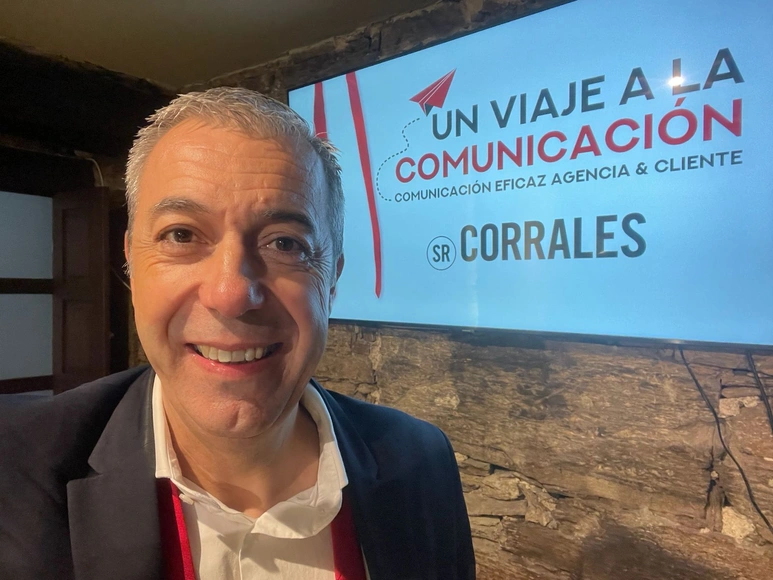 Sr. Corrales durante una sesión profesional sobre comunicación eficaz