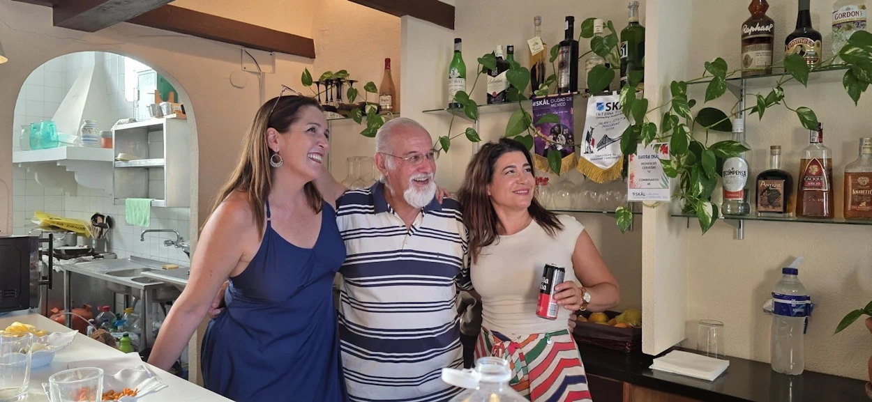 Profesionales de Skål compartiendo un encuentro informal entre amigos.