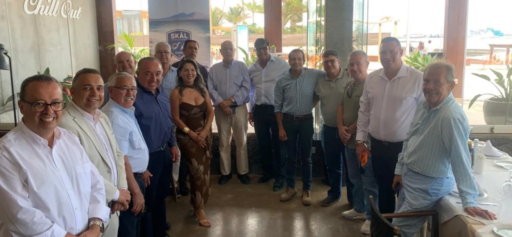 Grupo de miembros de Skål International Canarias Islas Orientales durante un encuentro