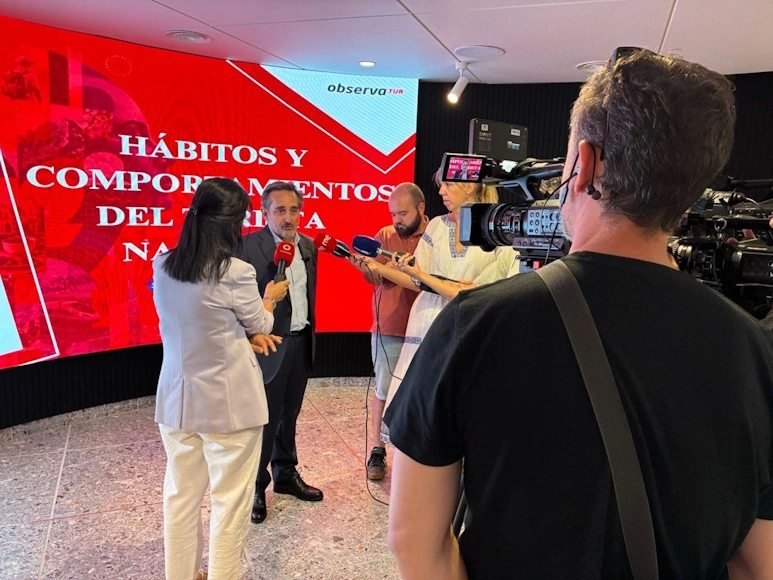Marcos Franco atendiendo a los medios durante una presentación de ObservaTUR