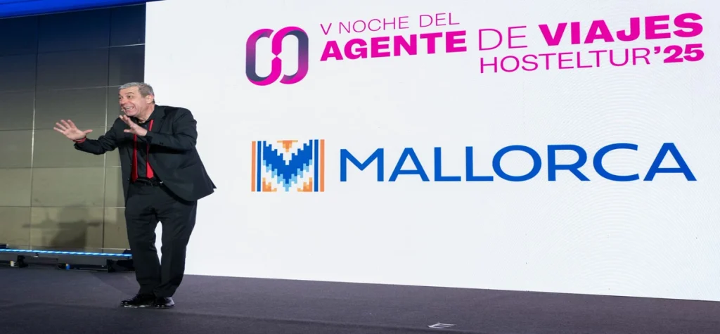 Sr. Corrales interviniendo en la V Noche del Agente de Viajes de Hosteltur