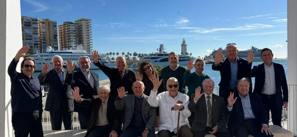 Carolina Gallego junto a miembros de Skål durante un encuentro en la Costa del Sol