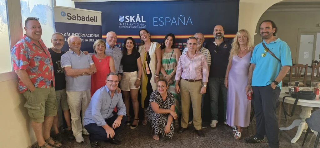 Carolina Gallego con compañeros de Skål durante un encuentro profesional