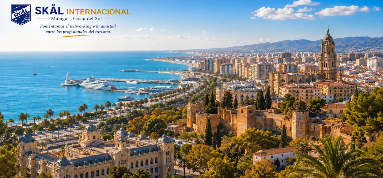 Vista panorámica de Málaga y su puerto con la identidad de Skål International Málaga-Costa del Sol.