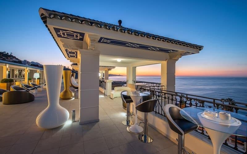 Terraza de un hotel de la Costa del Sol con vistas al Mediterráneo