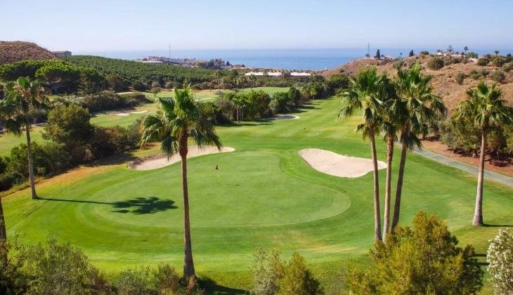 Campo de golf de la Costa del Sol con el Mediterráneo al fondo