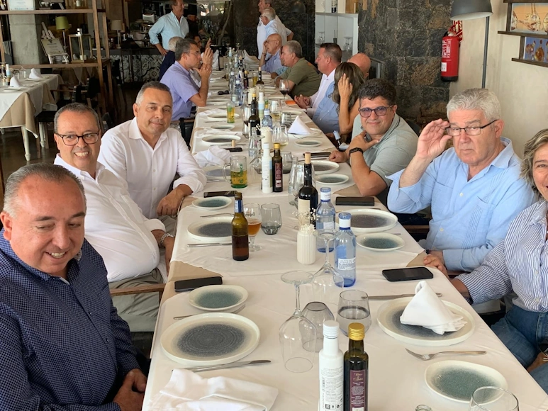 Miembros de Skål International Canarias Islas Orientales reunidos alrededor de una mesa