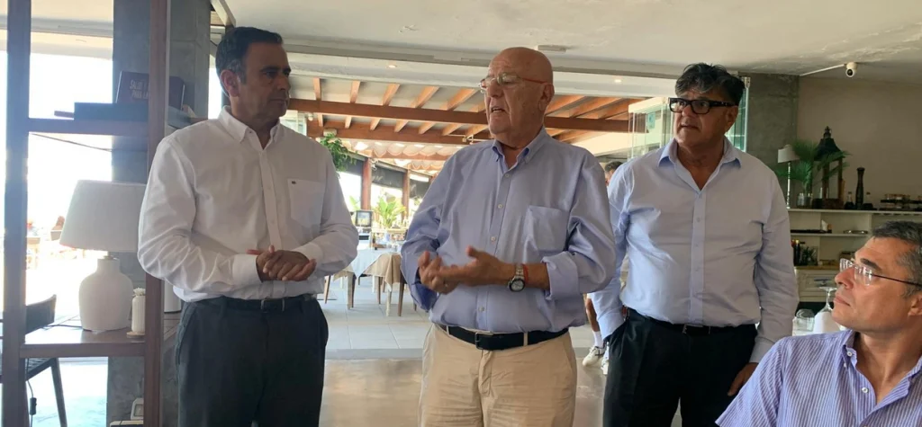 Fernando Benítez conversando con miembros de Skål International Canarias Islas Orientales