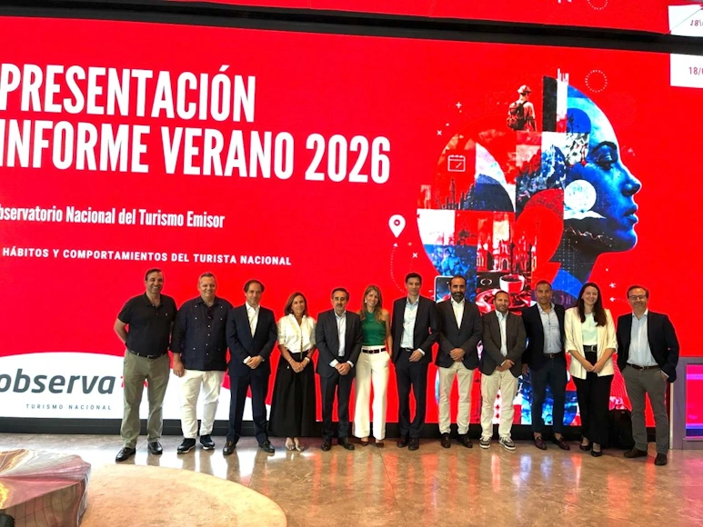 Marcos Franco junto al equipo de ObservaTUR en la presentación del Informe Verano 2026 sobre el viajero español