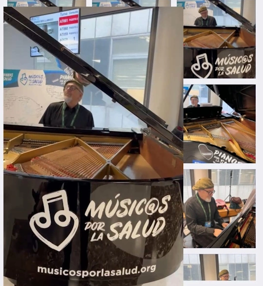 Carlos Nieto tocando el piano durante una actividad de Músicos por la Salud
