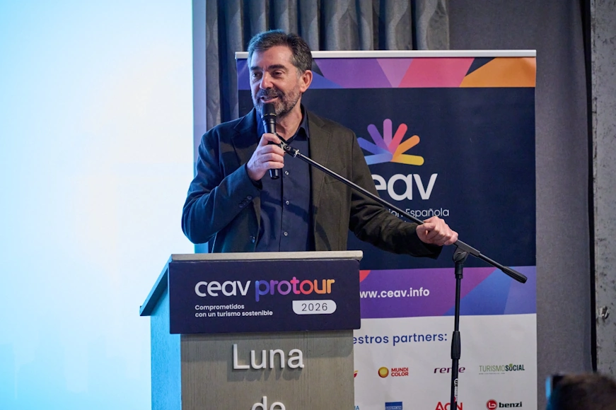 José Manuel Lastra interviene ante un atril de CEAV Protour 2026