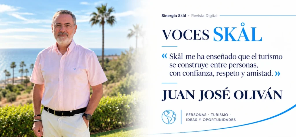 Juan José Oliván en un entorno turístico con palmeras y vista al mar.