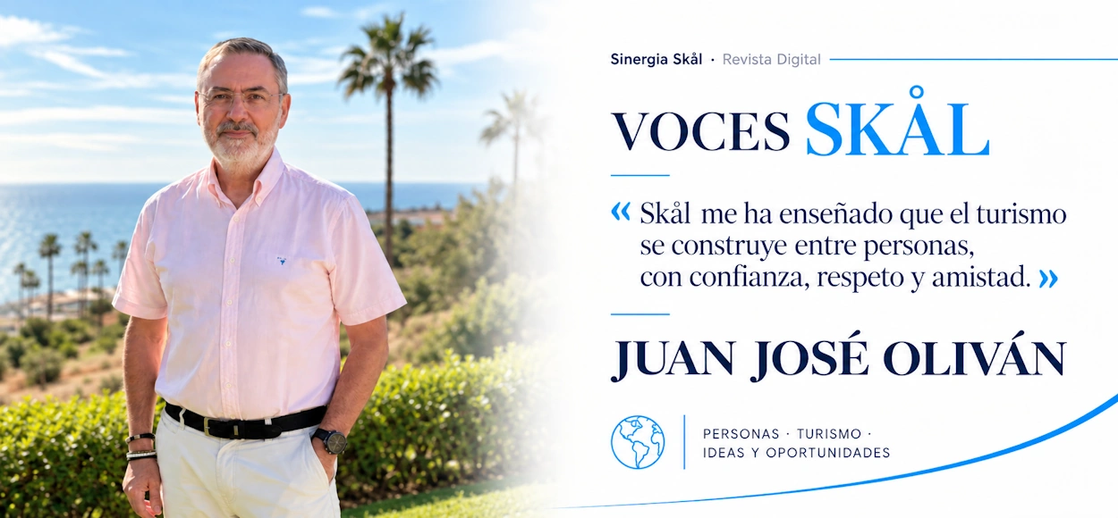 Juan José Oliván en un entorno turístico con palmeras y vista al mar.