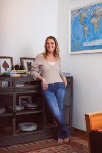 Paola Pinilla en su espacio de trabajo de Los 1001 Viajes