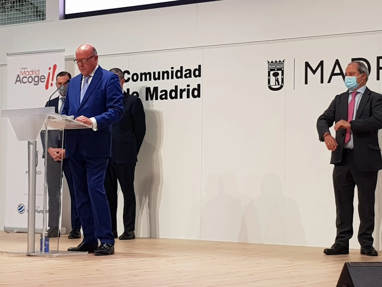 Santiago Vallejo interviene en un acto de Madrid Acoge