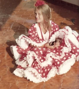 Paola Pinilla vestida de sevillana durante su infancia
