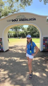 Paola Pinilla como voluntaria en LIV Golf Valderrama