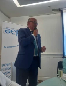Santiago Vallejo interviene en un encuentro de la AEPT