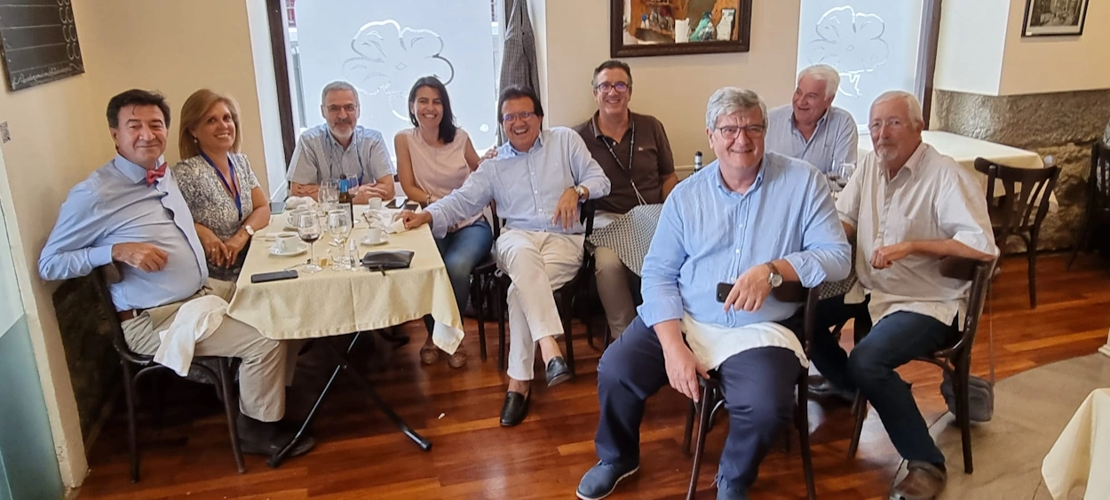 Juan José Oliván en un encuentro con profesionales del turismo en un restaurante.