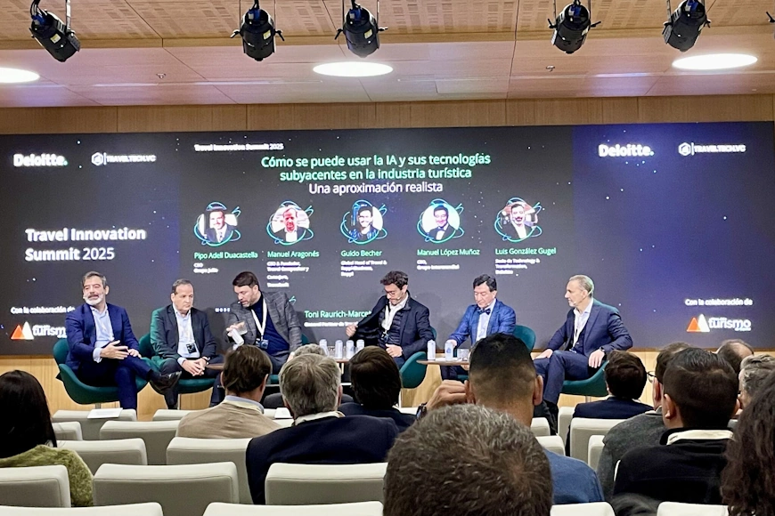 Mesa de debate sobre innovación, inteligencia artificial y turismo