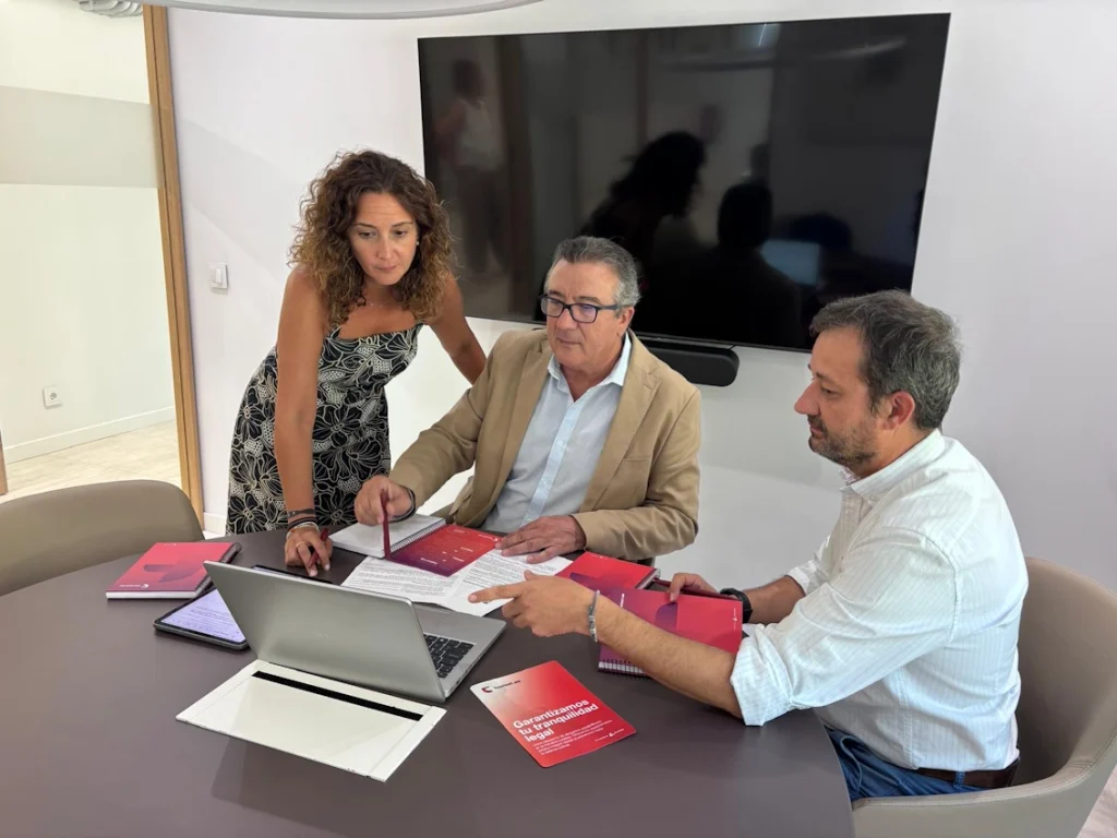 Francisco Javier del Nogal durante una reunión de trabajo en Tourism & Law
