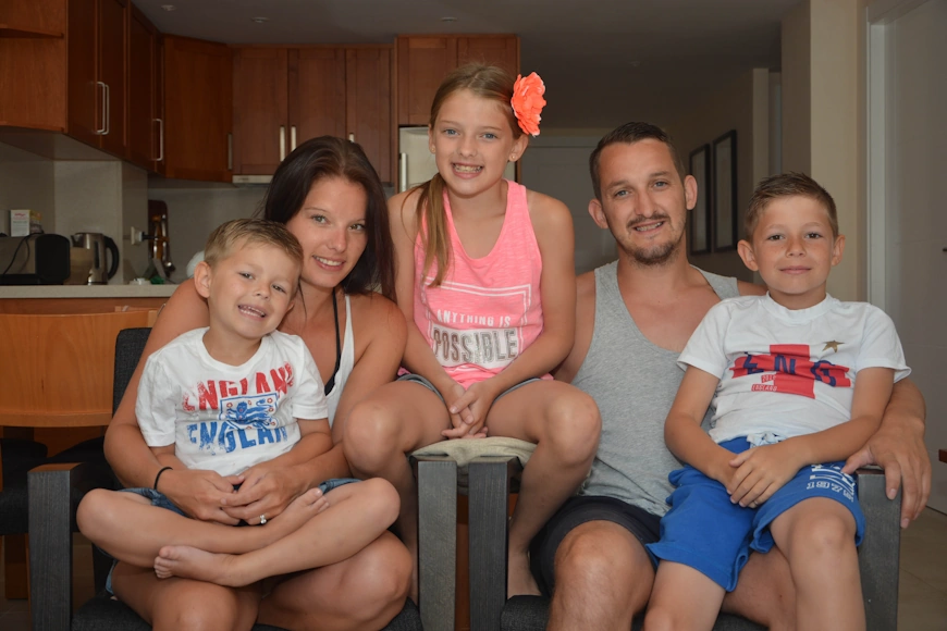 Una familia disfruta de una estancia en un alojamiento vacacional