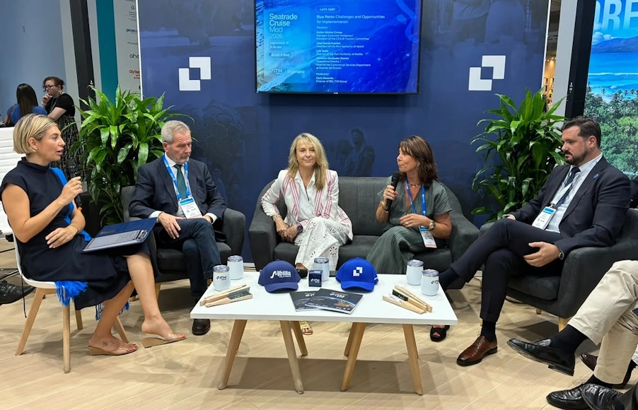 Mesa de debate en Seatrade Cruise Med con profesionales del turismo de cruceros.