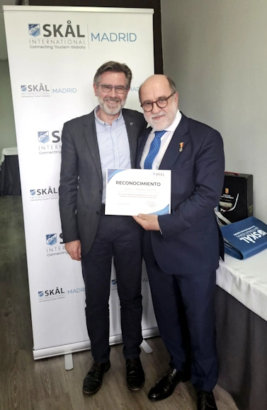 Frank Babinger durante la entrega de un reconocimiento a Ramón en Skål Madrid