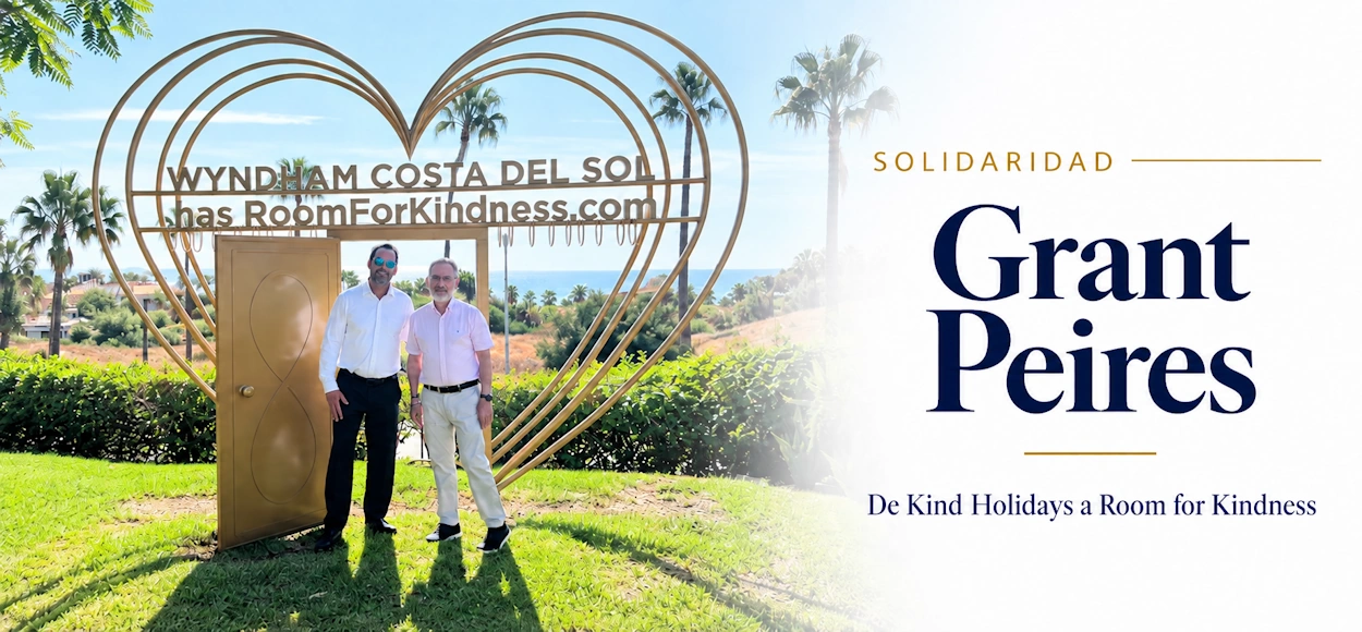 Grant Peires y Juanjo Oliván durante la entrevista sobre Room for Kindness en Wyndham Costa del Sol