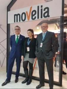 Santiago Vallejo junto al espacio de Movelia en FITUR