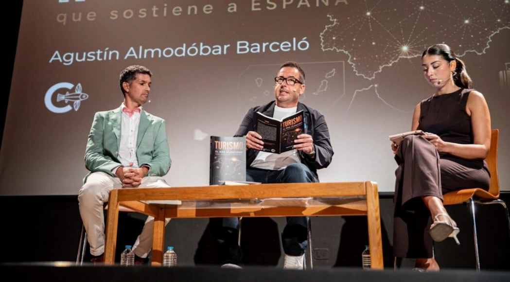 Agustín Almodóbar durante la presentación de su libro sobre el turismo español