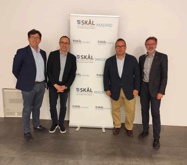 Agustín Almodóbar junto a profesionales de Skål International Madrid