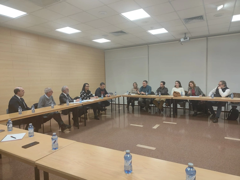 Reunión de profesionales de Skål International Valladolid en torno a una mesa